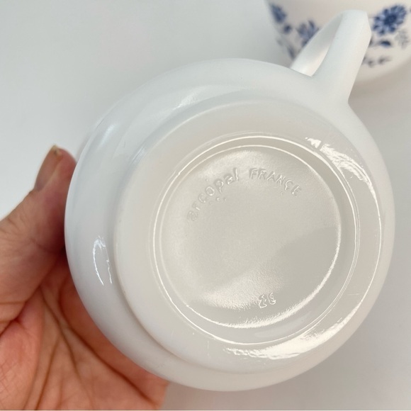 2 Vintage Arcopal France Coffee Mug Tea Cups Blue Onion Pattern Milk Glass - Picture 6 of 12